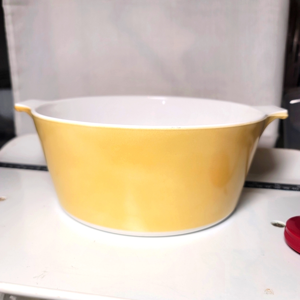 VTG. Corning Ware 2.5 QT Casserole Dish.  (174)